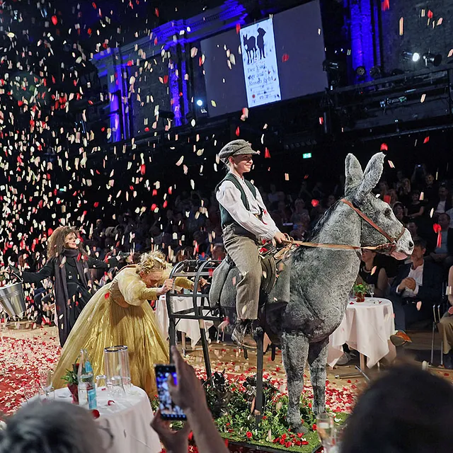 Der Esel, der auf Rosen geht