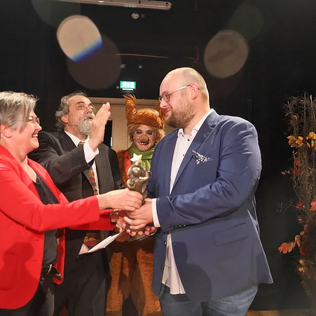 Angela Papenburg übergibt den Preis an Lukas Gotter | Der Esel, der auf Rosen geht