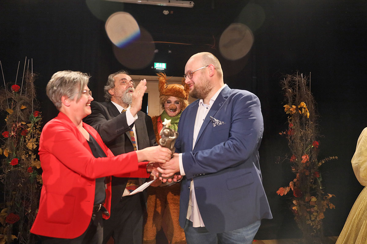 Angela Papenburg übergibt den Preis an Lukas Gotter | Der Esel, der auf Rosen geht