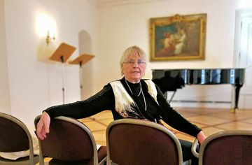 Karin Zauft in ihrem zweiten Wohnzimmer, dem Konzertsaal des Händelhauses. Hier hält sie Vorträge über Musik und natürlich Händel. Foto: Zöller